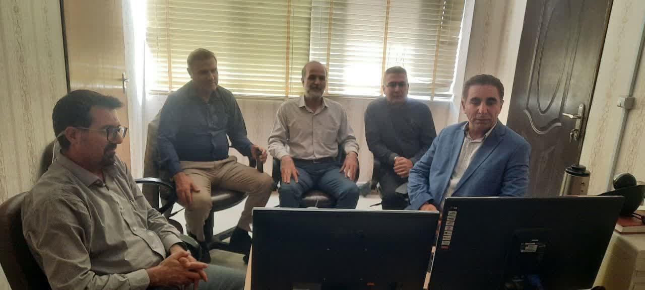 حضور کریمی مدیرکل و جمعی از روسای ستادی اداره کل در جلسه برخط وبیناری امضای تفاهم‌نامه پست