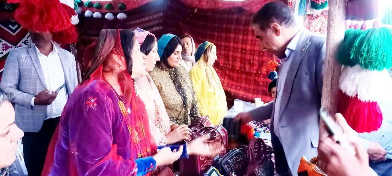 بازدید مسئولان از غرفه‌های تولیدات عشایری در جشنواره عشایری  خرامه