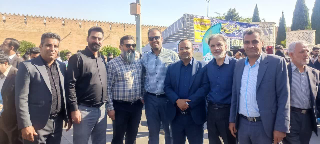 حضور  کارکنان اداره کل امور عشایر فارس در راهپیمایی یوم‌الله ۱۳ آبان