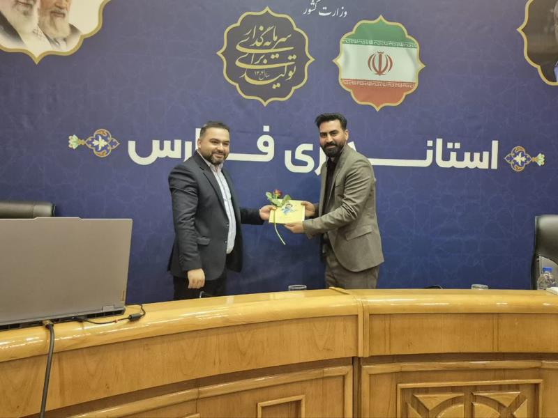 در مراسم استانداری فارس از روابط عمومی اداره کل امور عشایر استان فارس تجلیل شد